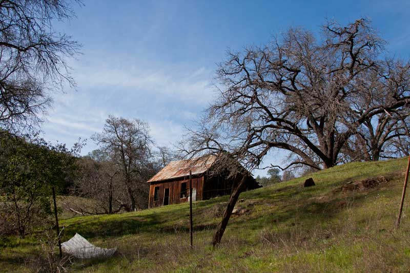 Photo of old farm house on San Domingo Road in Calaveras County